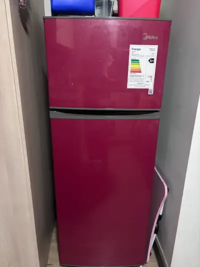 Refrigerador Midea de dos puertas color burdeos - miniatura 1