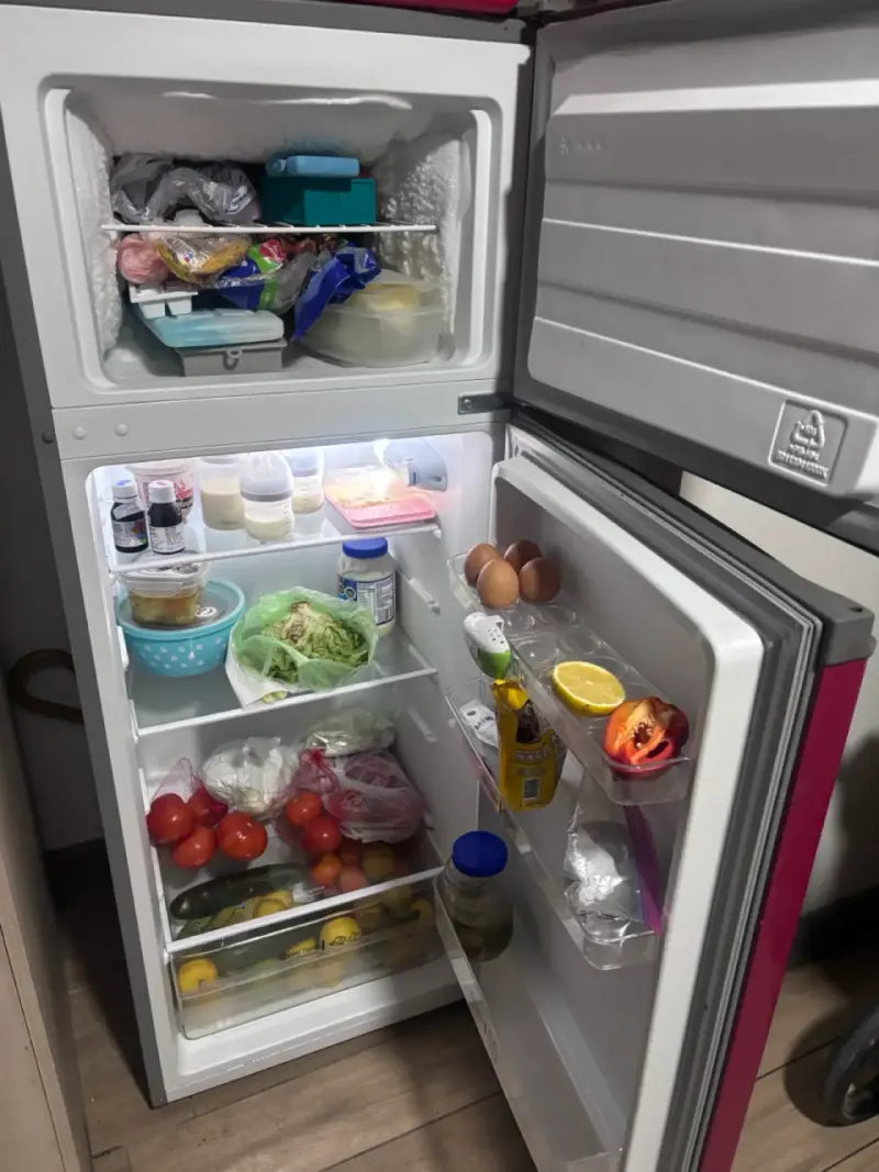 Refrigerador Midea de dos puertas color burdeos - 2