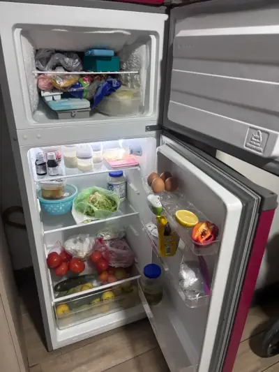 Refrigerador Midea de dos puertas color burdeos - miniatura 2