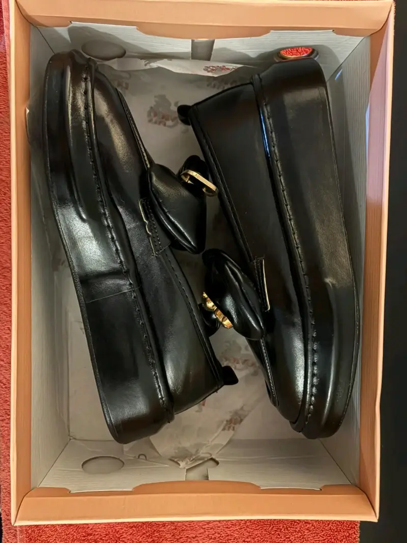 Mocasines de cuero negro con hebilla dorada - 1