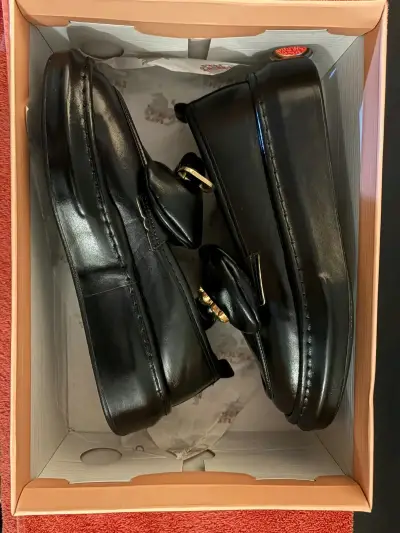 Mocasines de cuero negro con hebilla dorada - miniatura 1
