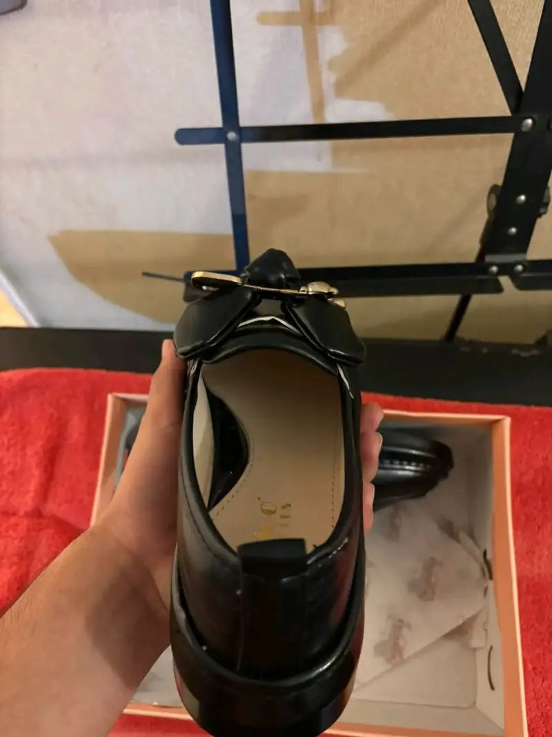 Mocasines de cuero negro con hebilla dorada - 2