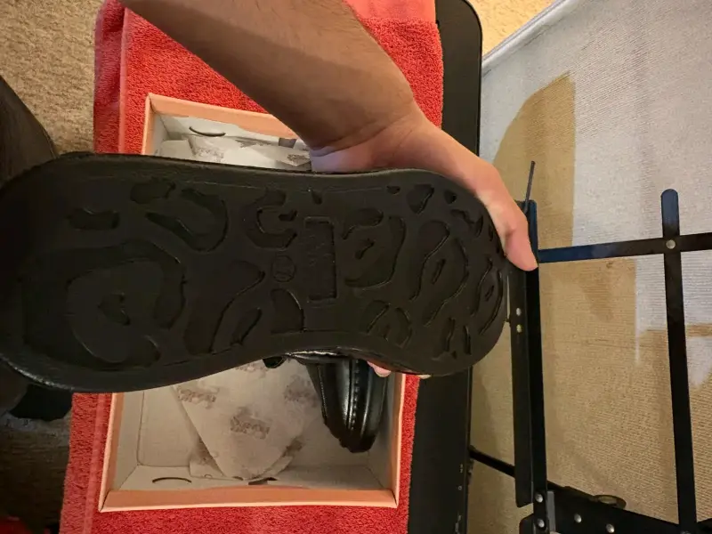 Mocasines de cuero negro con hebilla dorada - 4