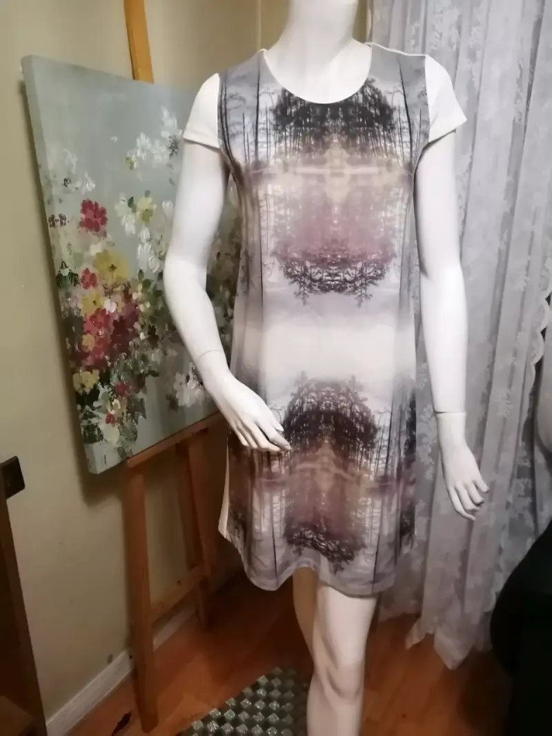 Vestido corto estampado artístico para mujer - 1