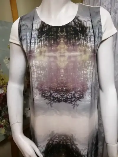 Vestido corto estampado artístico para mujer - miniatura 4