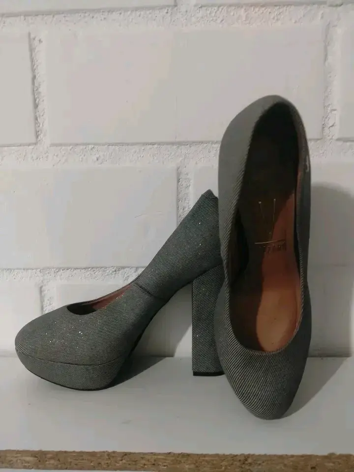 Zapatos de Tacón Alto Grises Elegantes - 1