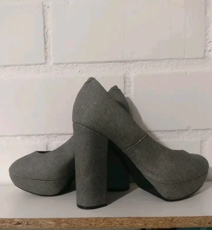 Zapatos de Tacón Alto Grises Elegantes - 2