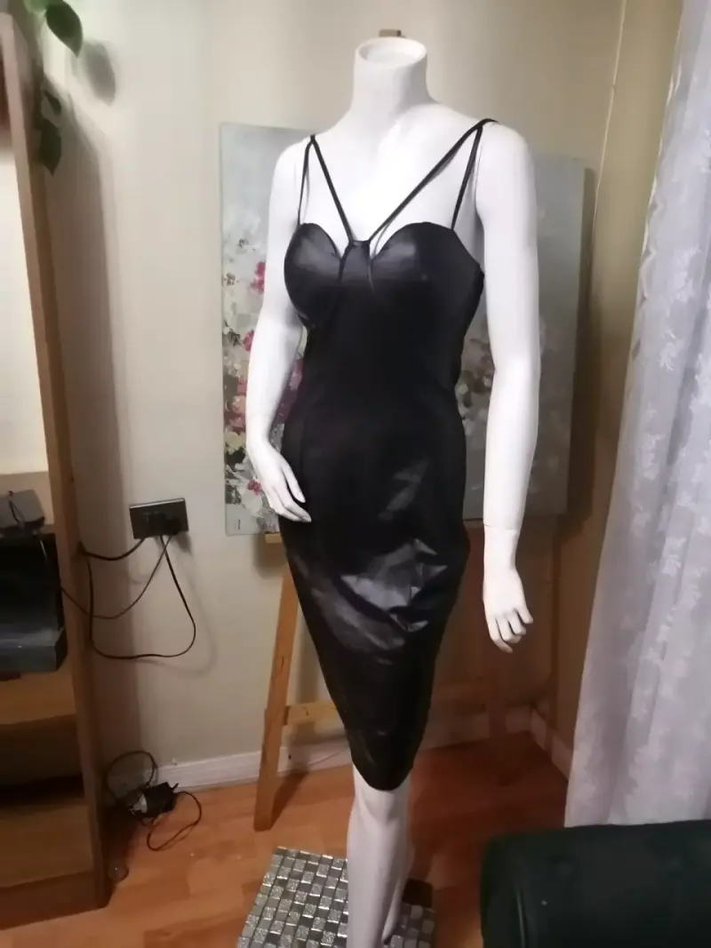 Vestido negro ajustado de tirantes - 1