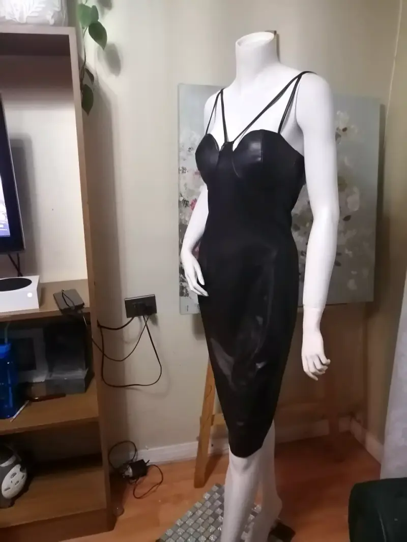 Vestido negro ajustado de tirantes - 2