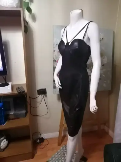Vestido negro ajustado de tirantes - miniatura 2