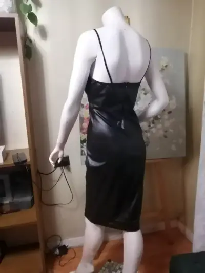 Vestido negro ajustado de tirantes - miniatura 3