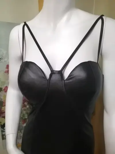Vestido negro ajustado de tirantes - miniatura 4