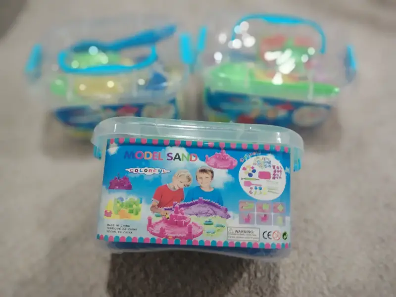 Kit de arena mágica con piscina inflable y moldes - 2