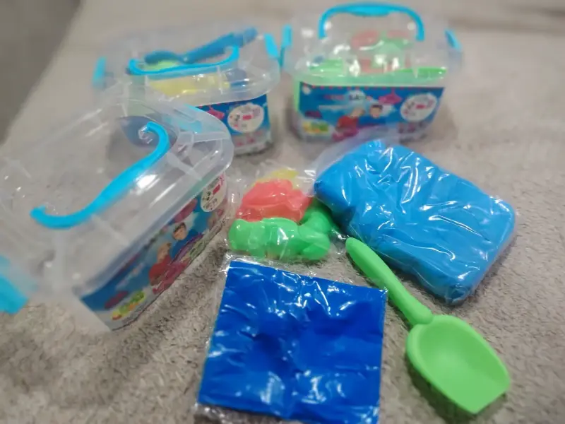 Kit de arena mágica con piscina inflable y moldes - 3