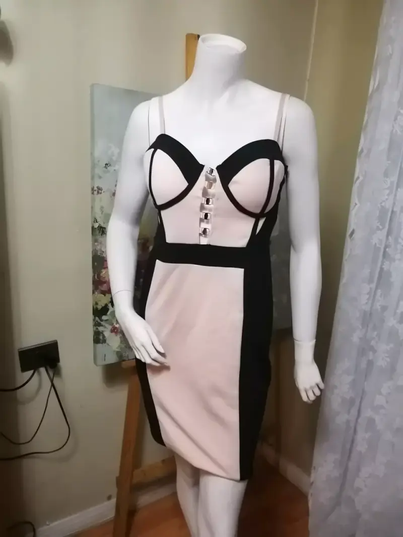 Vestido ajustado bicolor con tirantes - 1