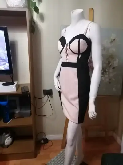 Vestido ajustado bicolor con tirantes - miniatura 2
