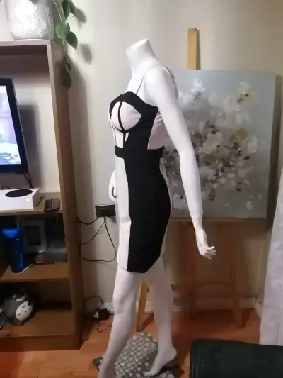 Vestido ajustado bicolor con tirantes - miniatura 3