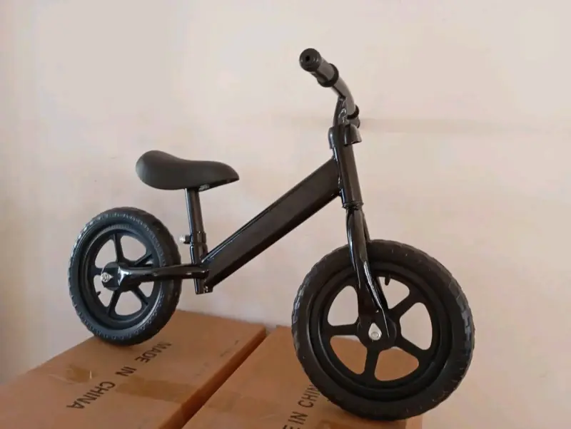 Bicicleta de equilibrio para niños color negro
