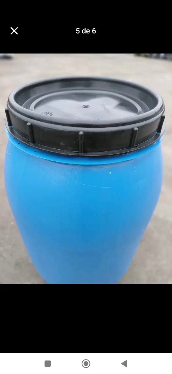 Tambor de plástico azul con tapa hermética