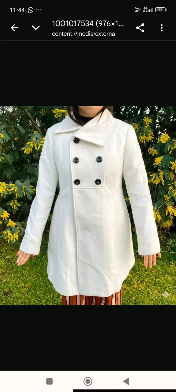 Abrigo blanco de mujer con botones - 1