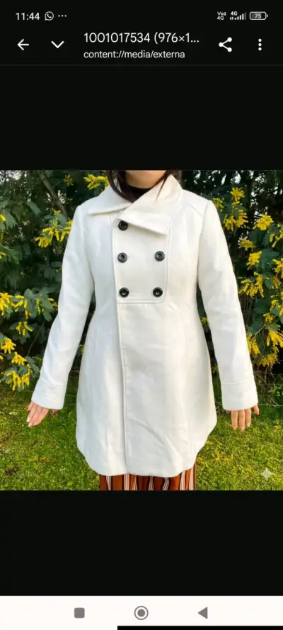 Abrigo blanco de mujer con botones - miniatura 1