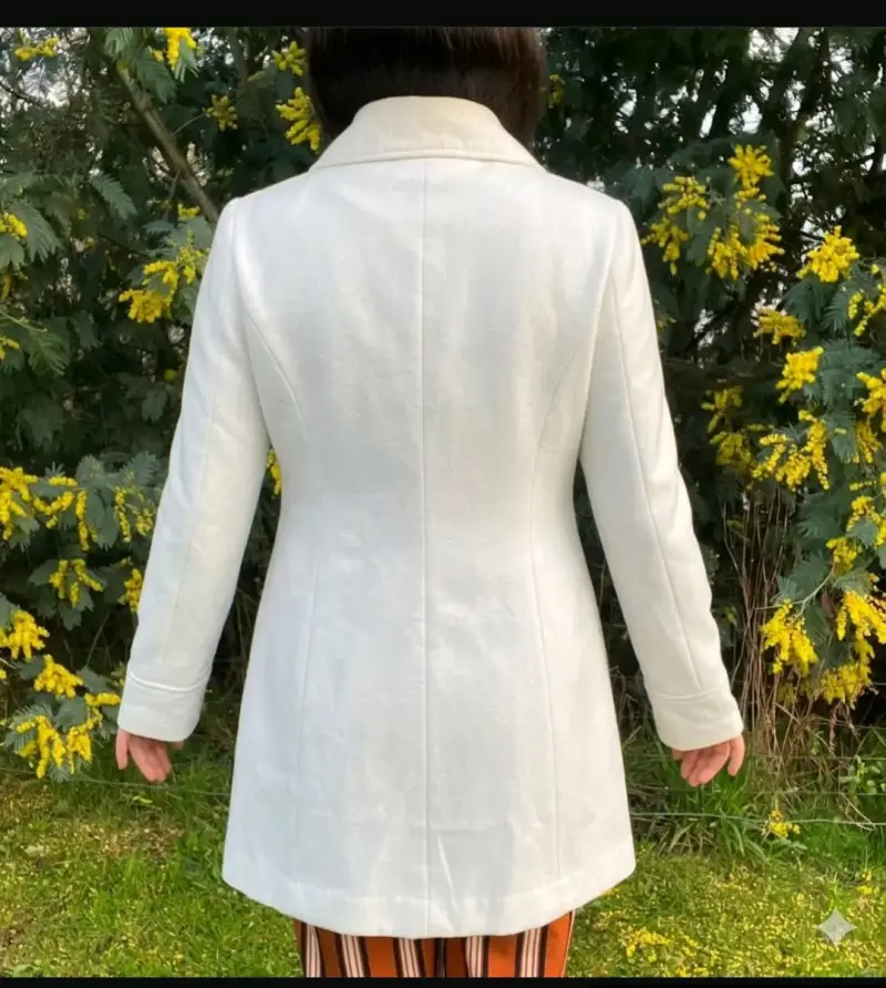 Abrigo blanco de mujer con botones - 2