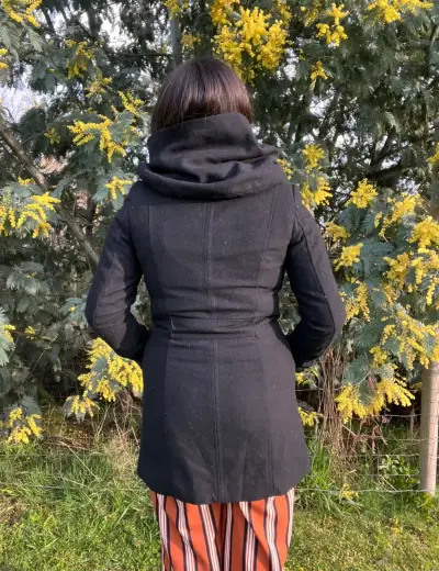 Abrigo blanco de mujer con botones - miniatura 4
