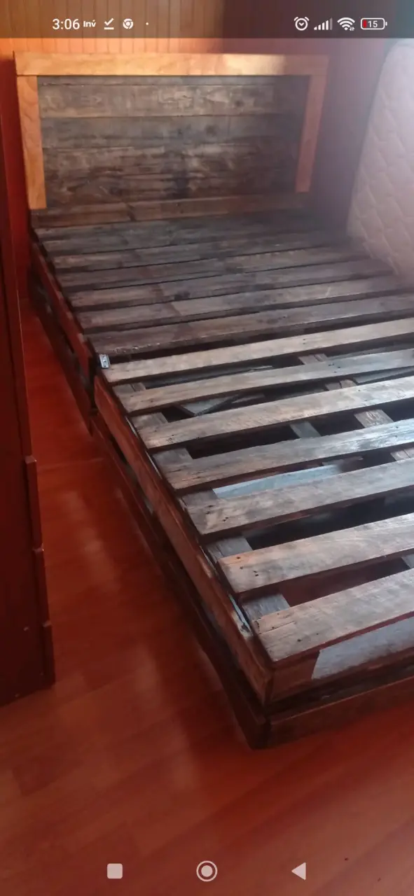 Cama de madera reciclada estilo rústico