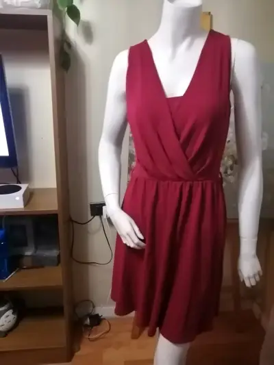 Vestido corto rojo sin mangas - miniatura 1