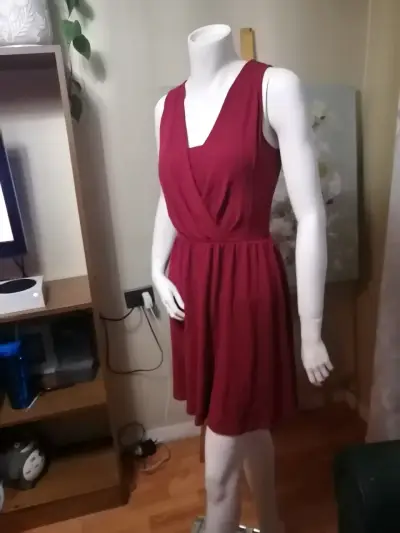 Vestido corto rojo sin mangas - miniatura 2