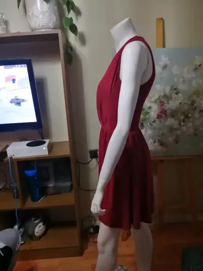 Vestido corto rojo sin mangas - miniatura 3