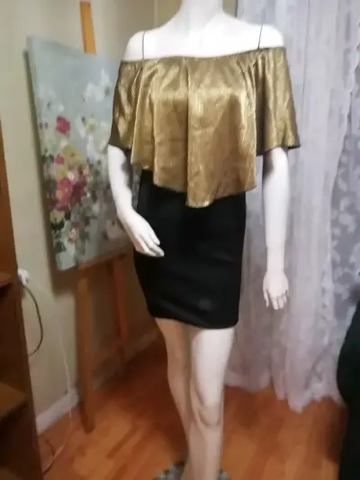 Vestido corto dorado y negro con hombros descubiertos - miniatura 1