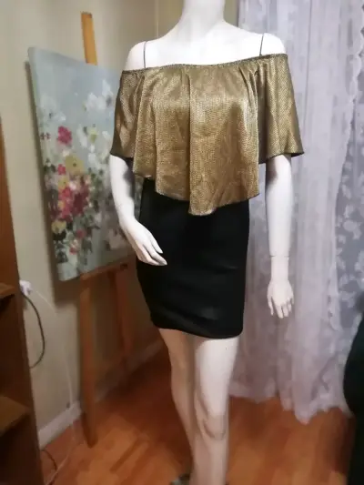 Vestido corto dorado y negro con hombros descubiertos - miniatura 2