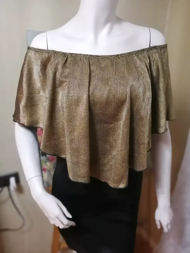 Vestido corto dorado y negro con hombros descubiertos - 3