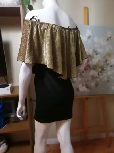 Vestido corto dorado y negro con hombros descubiertos - miniatura 4