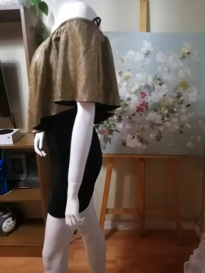 Vestido corto dorado y negro con hombros descubiertos - 5