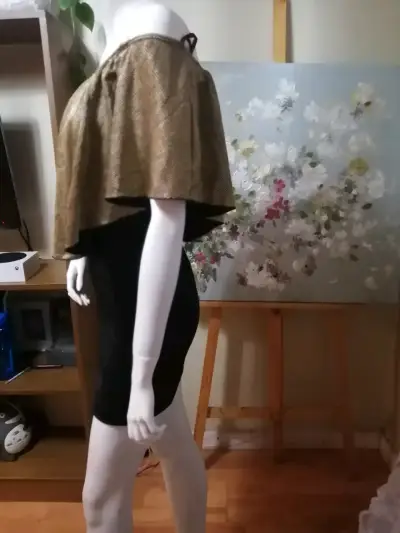 Vestido corto dorado y negro con hombros descubiertos - miniatura 5