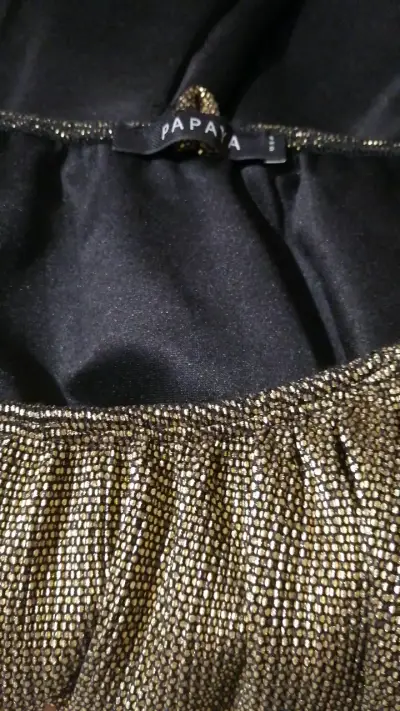 Vestido corto dorado y negro con hombros descubiertos - miniatura 6