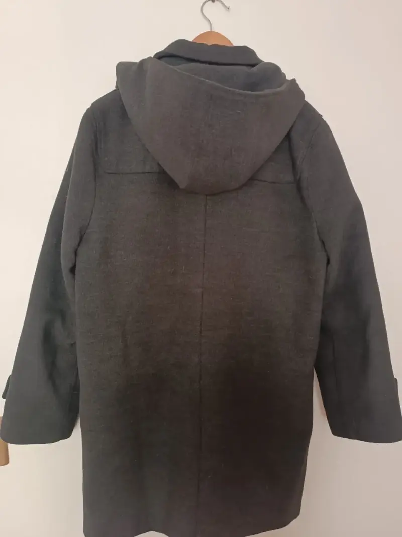 Abrigo de lana gris con capucha y cierre de trenca - 1