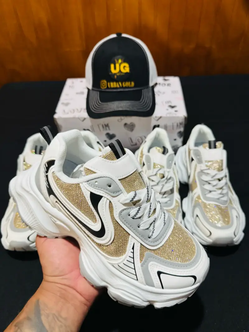 Zapatillas deportivas blancas con detalles dorados - 1