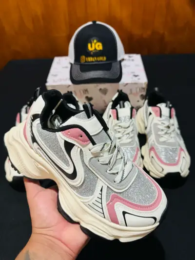 Zapatillas deportivas blancas con detalles dorados - miniatura 2