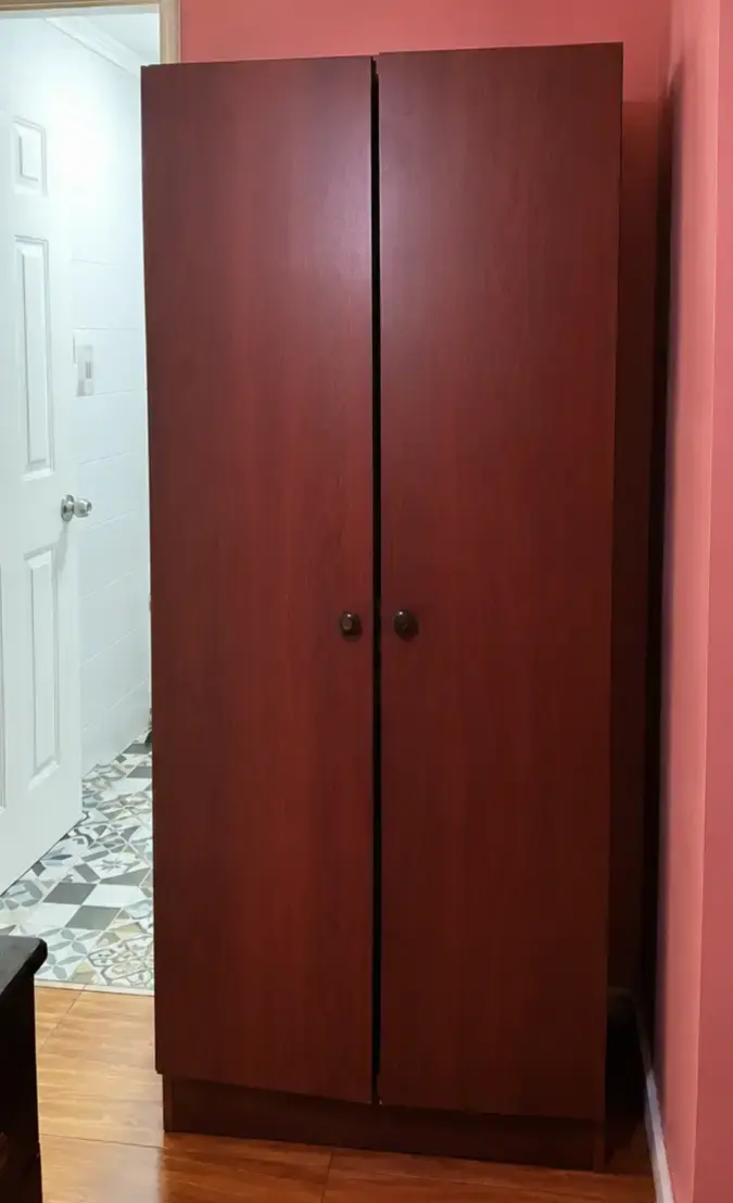 Armario de madera color caoba con puertas dobles