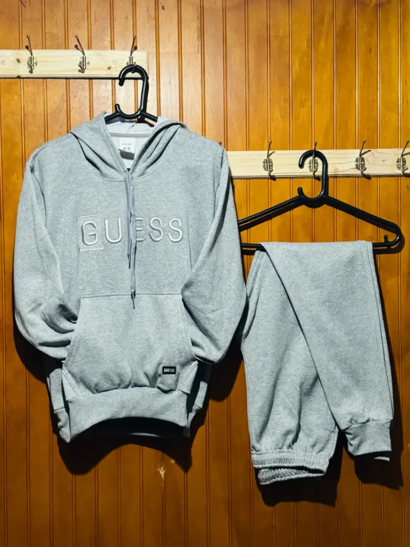 Conjunto deportivo gris Guess para mujer