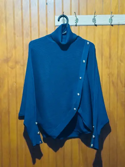 Poncho azul con botones decorativos - miniatura 1