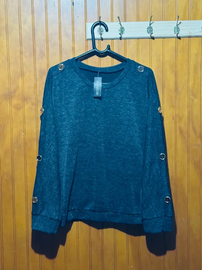 Poncho azul con botones decorativos - 2