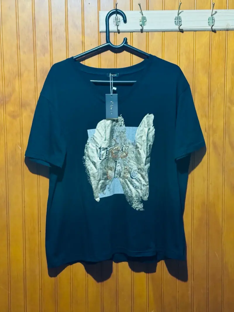 Polera negra con diseño gráfico