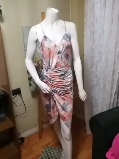 Vestido floral ajustado con tirantes - miniatura 2