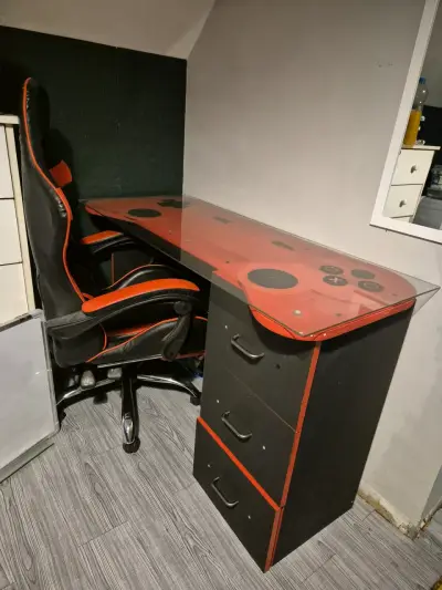 Escritorio gamer con silla ergonómica - miniatura 1