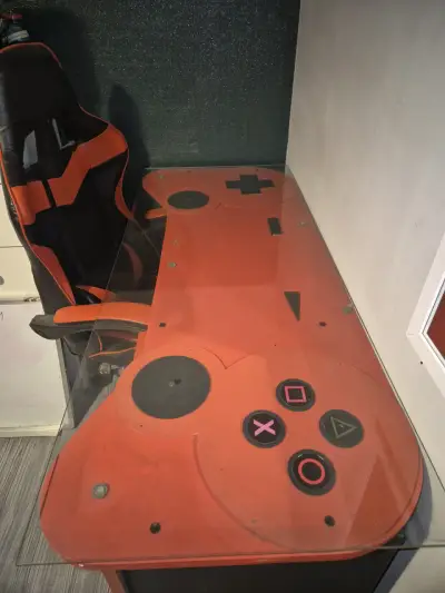 Escritorio gamer con silla ergonómica - miniatura 2