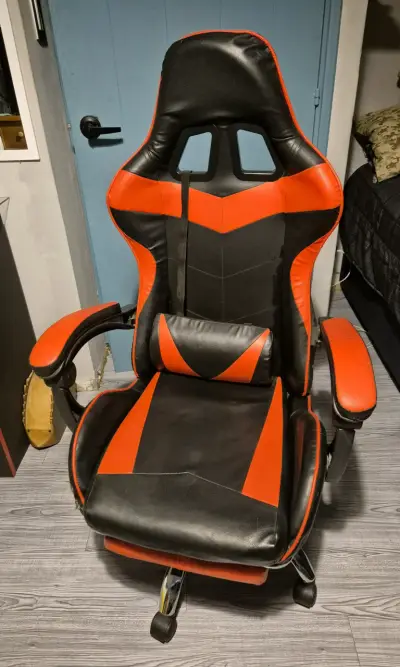 Escritorio gamer con silla ergonómica - miniatura 4